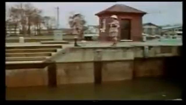 Monty Python - Taniec z policzkowaniem rybami смотреть онлайн