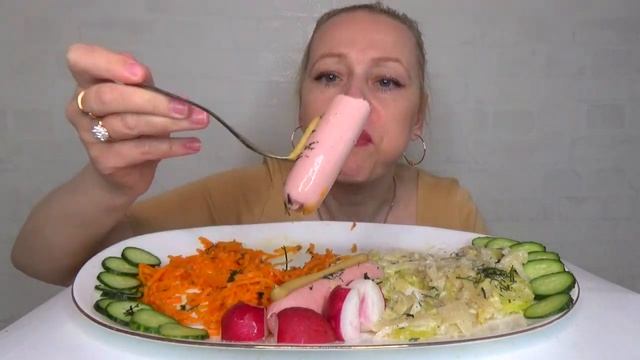 МУКБАНГ СОСИСКИ, КАБАЧКИ ТУШЕНЫЕ В СМЕТАННО-ЧЕСНОЧНОМ СОУСЕ, МОРКОВь/Mukbang еда на камеру/не АСМР/ смотреть онлайн