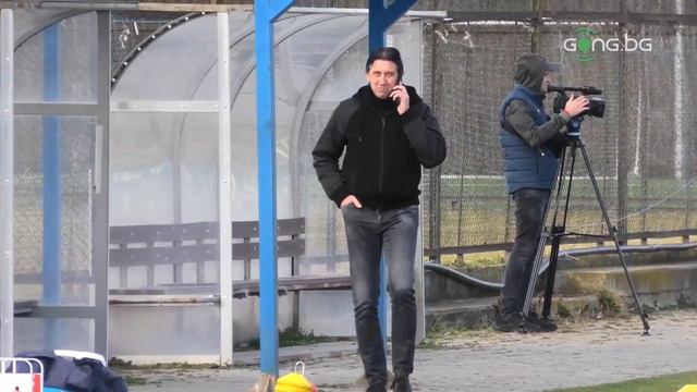 Даниел Боримиров гледа тренировката на Левски смотреть онлайн