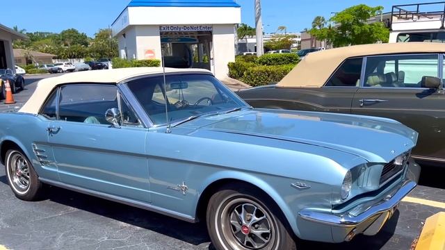 Old School cars at the parking lot of Naples Florida смотреть онлайн