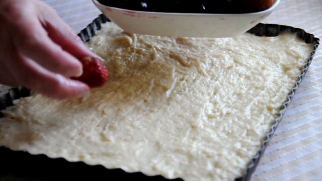 ПИРОГ - БЫСТРЕЕ НЕ БЫВАЕТ!! НЕЖНЕЙШЕЕ ТЕСТО, СЪЕДАЕТСЯ МОМЕНТАЛЬНО. ПОДОЙДУТ ЛЮБЫЕ ЯГОДЫ. смотреть онлайн