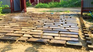 Парковочное место для автомобиля на даче. Зеленая парковка