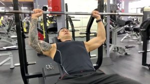 Жим штанги лежа на наклонной скамье 30 градусов