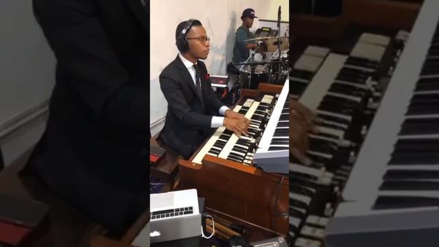 Christian Bishop Smashing The Organ Behind Brandon Jacobs #Top10musicians смотреть онлайн