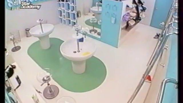 16/11/2004 Greg et Lucie dans la salle de bain (Grégory Lemarchal) смотреть онлайн