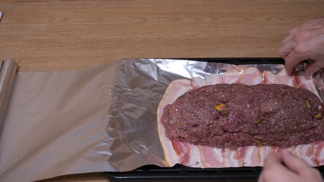 Мясной рулет с яйцом и фисташками в беконе смотреть онлайн