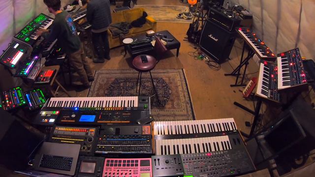 CRAWLERS | Korg Prologue, JX-8P, TR-808, Prophet-6, Prophet-12, Squarp Pyramid смотреть онлайн