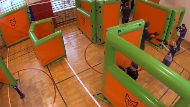 Игровая площадка для лазертага из надувных укрытий Airbunker в клубе TMA Zone смотреть онлайн