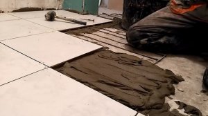 укладка плитки на пол с помощью лазерного уровня bosch gll 3 80