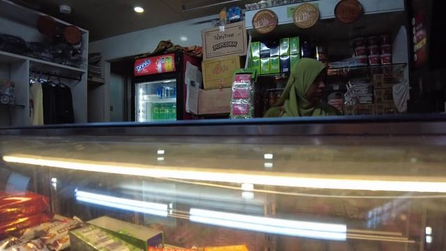 1_Все Duty Free аэропорта Дакки, а также кафе и сувенирные лавки. All Duty Free airport Dhaka. смотреть онлайн