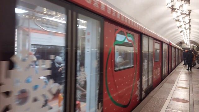 Новогодний поезд МОСКВА-2020 на станции Добрынинская смотреть онлайн