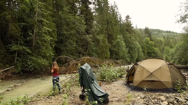 Одиночный Кемпинг с Рыбалкой на горной реке в уютной палатке под дождем смотреть онлайн