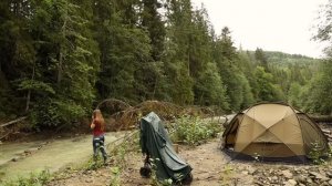 Одиночный Кемпинг с Рыбалкой на горной реке в уютной палатке под дождем