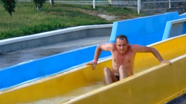 Самая страшная горка аквапарка ЗОЛОТАЯ БУХТА в Геленджике ВИДЕО /the water Park in Gelendzhi смотреть онлайн