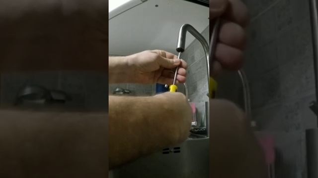 Как выкрутить аэратор (сеточку) из смесителя! смотреть онлайн