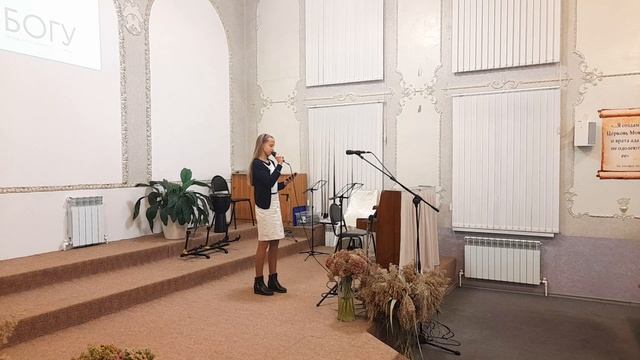 В колени матери ребенка положил | Стихотворение смотреть онлайн