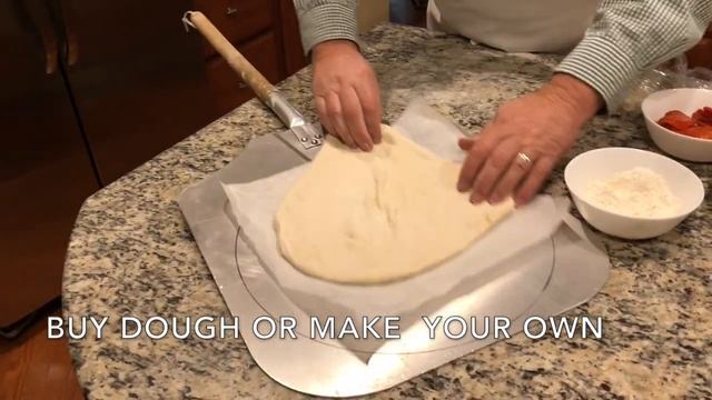 Pizza on the Big Green Egg - Quick and Easy! смотреть онлайн