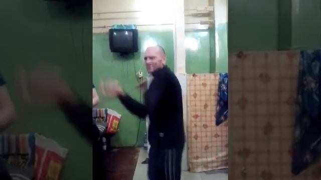 СИЗО-1 г.Ростова-на-Дону, Аркаша Сухарьян глумится над сокамерником! смотреть онлайн