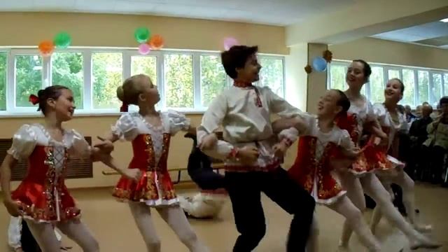 День пожилого человека в Орджоникидзевском троллейбусном депо.(Танцевальный коллектив Эсста) смотреть онлайн