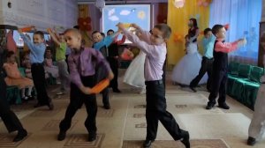 Танец мальчиков на выпускном Кораблики детства
