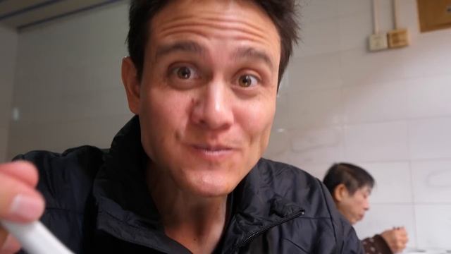 Extreme Chinese Street Food - JACUZZI CHICKEN and Market Tour in Kunming! | Yunnan, China Day 4 смотреть онлайн