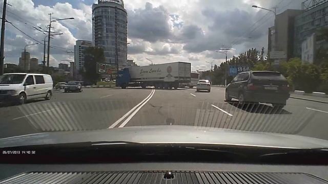 Фура разворачивается на мосту, на который ей даже нельзя было ехать. смотреть онлайн
