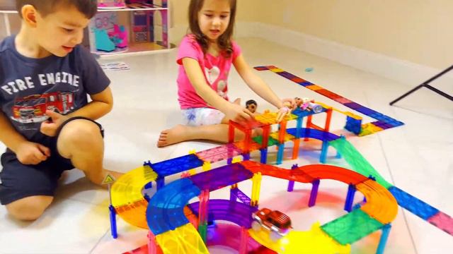 Даниэла и Филипп собирают горку из магнитов, любимые детские игры. Magnet Toy Kids Video