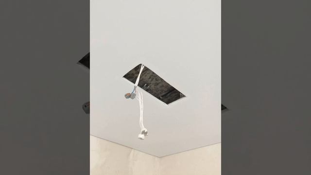 Установка квадратного, нестандартного светильника в натяжной потолок. Методом внутренней вклейки смотреть онлайн