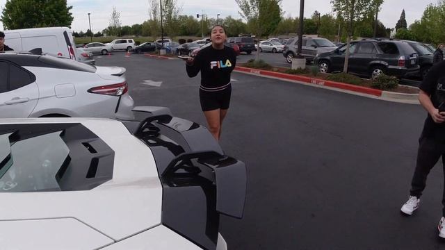 Hilarious Lamborghini LP700 4 Aventador Reaction смотреть онлайн
