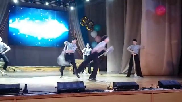 Танцевальный ансамбль клуба " Юный Патриот Родины". Танец "Уборка". смотреть онлайн