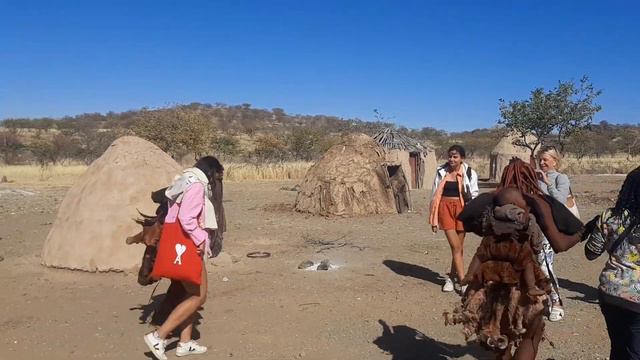 Visite guidé chez les Himba avec les touristes Françaises. Agence TUI (Face de la Namibie) смотреть онлайн