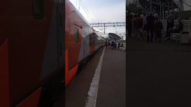 ласточка пугает+девушка попала в кадр?+электровоз с вагоном "почта России" #ласточка #рек #реки смотреть онлайн