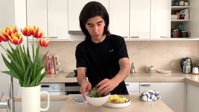 Яйца скрэмбл на тостах с зеленым салатом. Быстрый рецепт, без взбивания венчиком и без горы посуды! смотреть онлайн