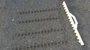 изготовление лунок для посадки моркови и редиса с помощью сажалки.