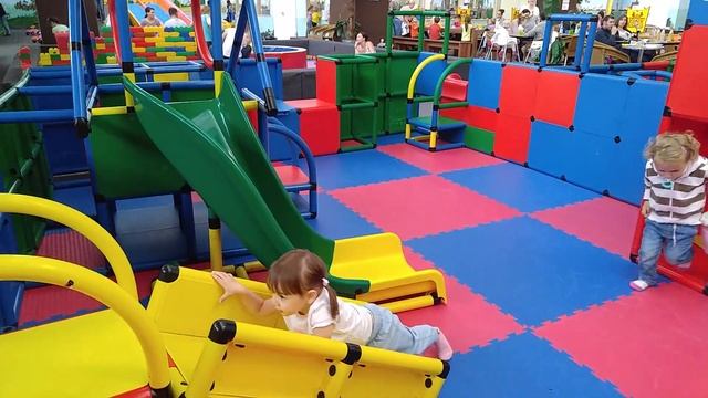 Играем на детской площадке WÖLPILAND 2 сухой бассейн с шариками видео для детей смотреть онлайн