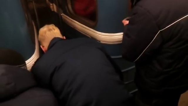 Жесть в метро- может случиться с каждым.. смотреть онлайн