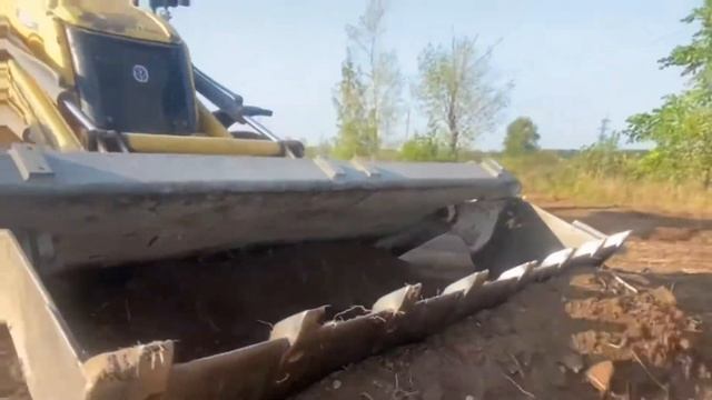 Экскаватор - погрузчик производит планировку и выравнивание придомовой территории ! смотреть онлайн