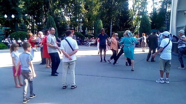 91. Танцы в парке горького Харькова *Играй музыка играй*. Танцуем ретро танцы. смотреть онлайн