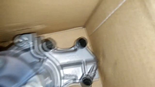 Changing the water pump in a Mitsubishi 4G13 (Also works in any 4G1 engine) смотреть онлайн
