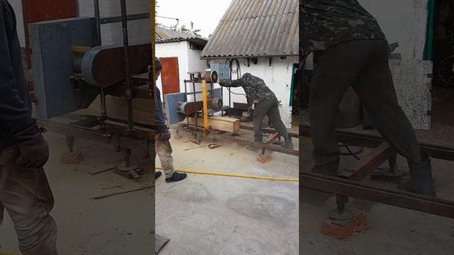 Первая доска на пилораме сделанной своими руками... смотреть онлайн