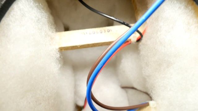 Look inside $650 B&W 685 S2 speakers - What's Inside? смотреть онлайн