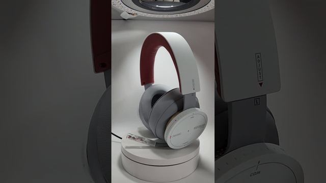 Starfield Limited Edition Xbox Wireless Controller and Headset смотреть онлайн