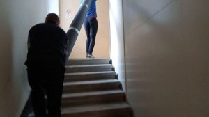 Как поднять длинный рулон по лестнице
