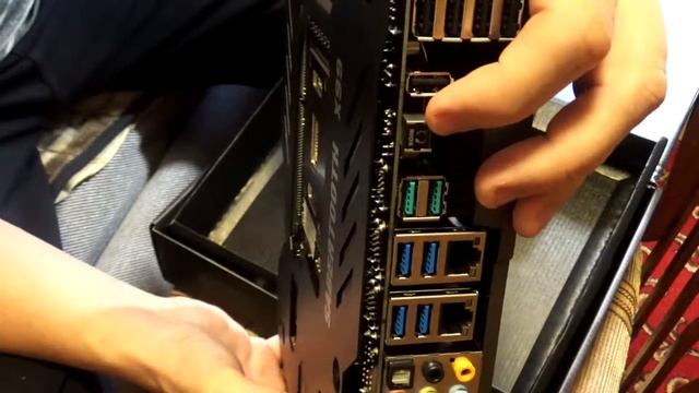 Распаковка материнской платы ASUS X99 SABERTOOTH. Заказ из Computeruniverse