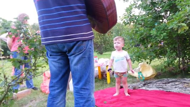 Демид импровизирует под гитару смотреть онлайн