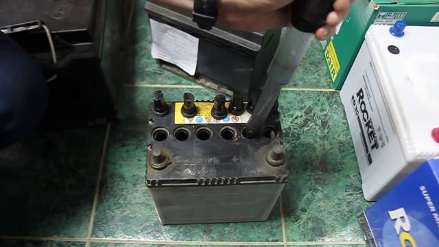 Как проверить плотность электролита автомобильного аккумулятора смотреть онлайн