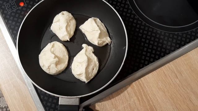Оладьи/ Оладушки. Простой рецепт: йогурт, яйцо, мука смотреть онлайн