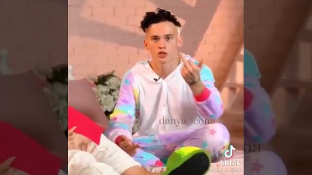 ЗАЧЕМ ДАНЯ МИЛОХИН ВСЕГДА ПОКАЗЫВАЕТ СРЕДНИЙ ПАЛЕЦ⁉️ смотреть онлайн