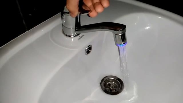 Аэратор насадка на кран LED светодиодная. Посылка из Китая. смотреть онлайн