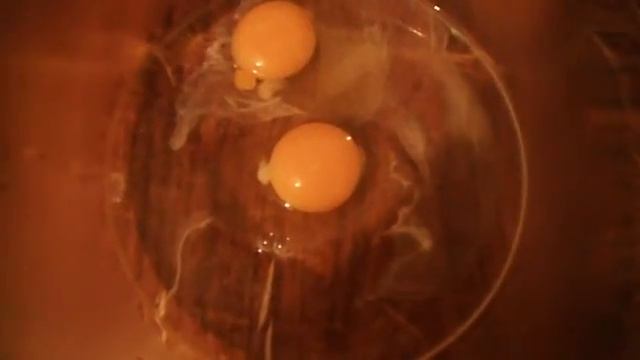 Яйцо сваренное без скорлупы в микроволновке смотреть онлайн